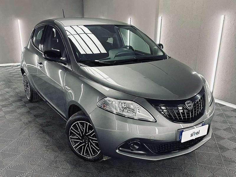 Grigio Usata 2023 Lancia Ypsilon S Due volumi | 10.890 € (Ottimo prezzo) - Immagine 1/4