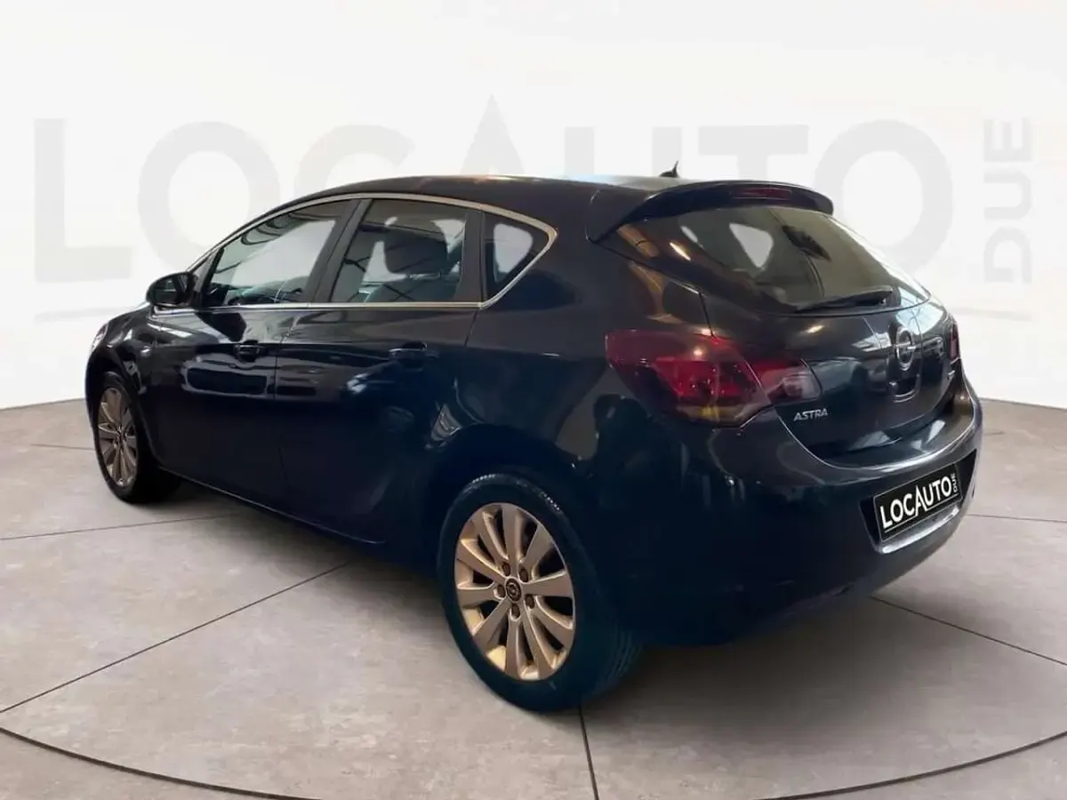 Usata Opel Astra 110 CV (80 kW) 2012 Nero Berlina