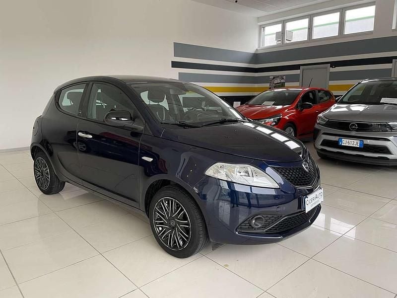 Usata Lancia Ypsilon Gold 69 CV (50 kW) 2021 Blu/azzurro Utilitaria