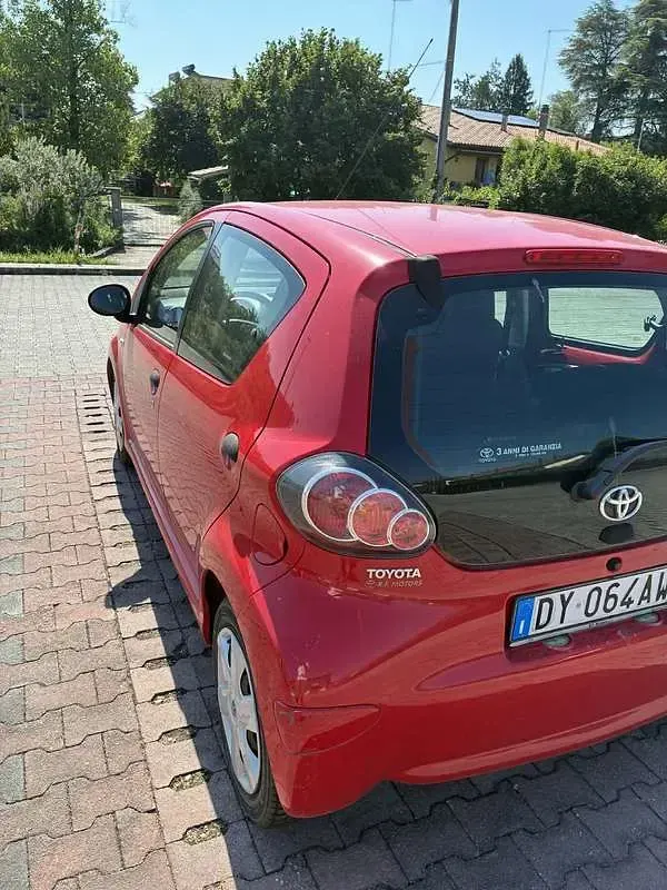 Usata Toyota Aygo Sol 68 CV (50 kW) 2009 Rosso Utilitaria