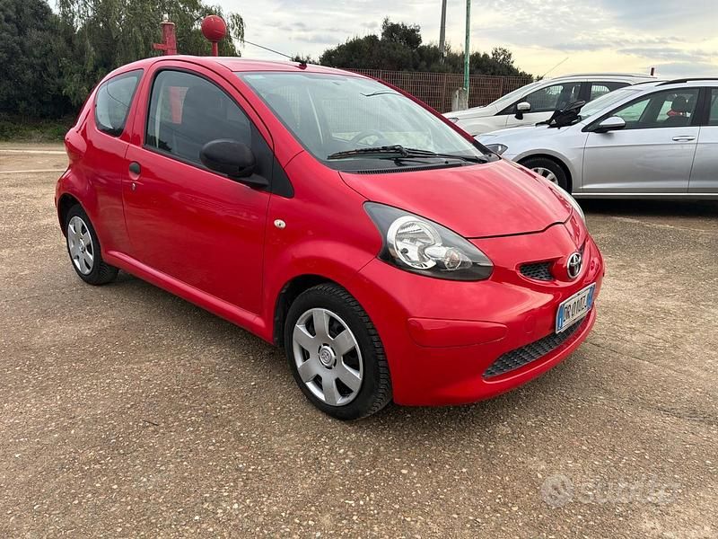 Usata Toyota Aygo Sol 67 CV (49 kW) 2008 Rosso Utilitaria