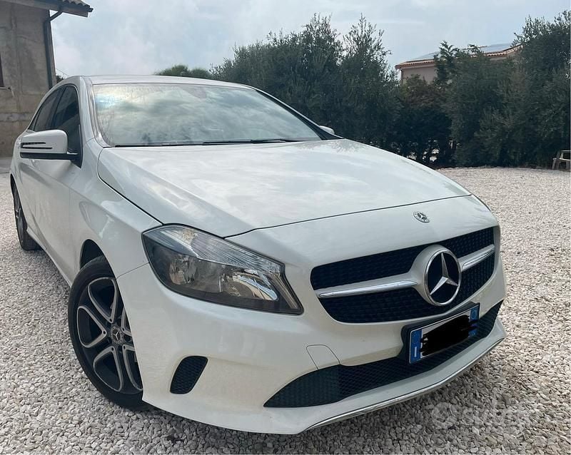 Bianco Usata 2017 Mercedes A160 Tre volumi | 10.000 € (Buon prezzo) - Immagine 1/4
