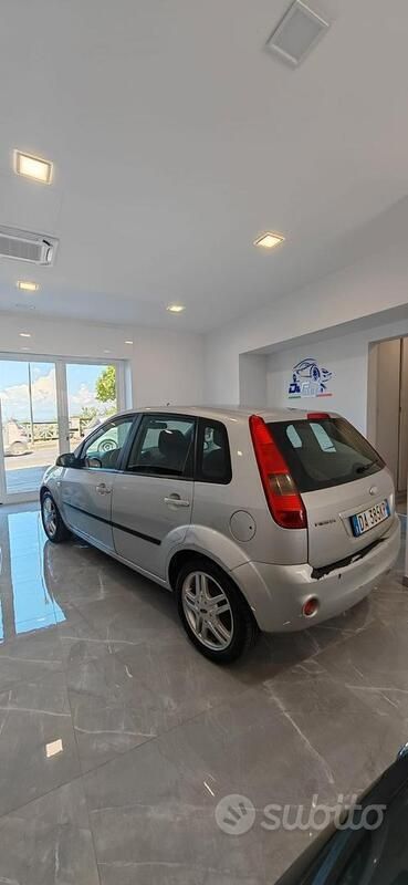 Usata Ford Fiesta Ghia 75 CV (55 kW) 2006 Argento Utilitaria