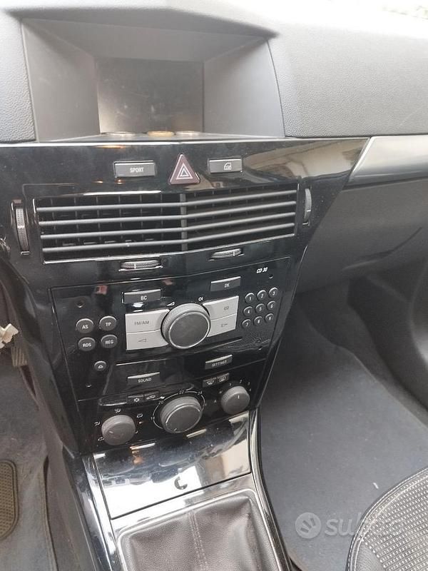 Usata Opel Astra 101 CV (74 kW) 2008 Nero Berlina