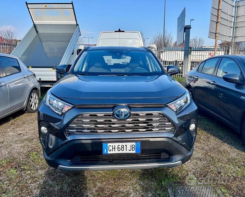 Usata Toyota RAV4 218 CV (160 kW) 2021 Grigio Station wagon