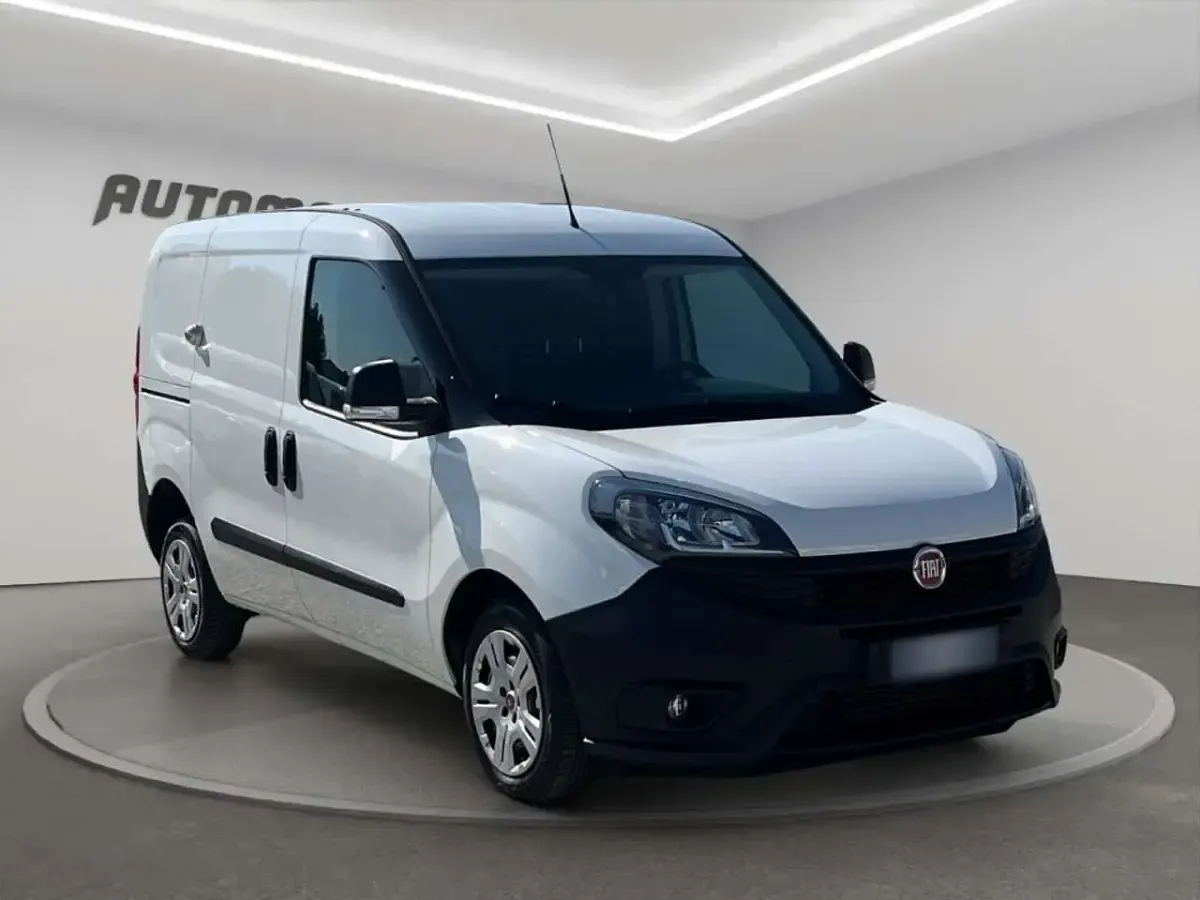 Usata Fiat Doblò 105 CV (77 kW) 2021 Bianco Monovolume