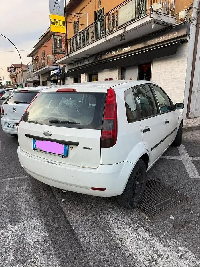 Usata Ford Fiesta 69 CV (50 kW) 2003 Bianco Utilitaria