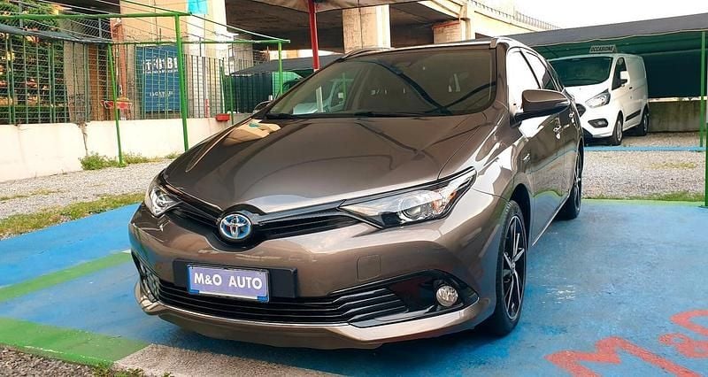 Begagnad Toyota Auris Hybrid 99 HK (72 kW) 2017 Grå Kombi