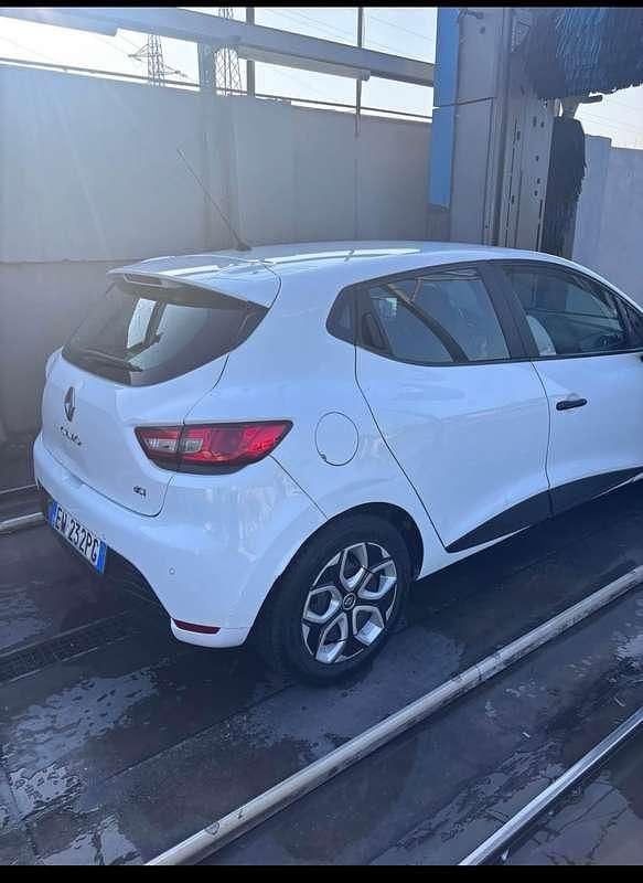 Usata 2014 Renault Clio IV Tre volumi | 4899 € (Ottimo prezzo) - Immagine 1/4