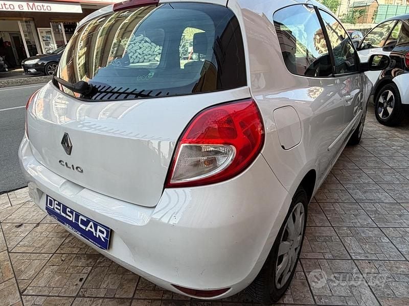 Usata Renault Clio II 75 CV (55 kW) 2010 Bianco Utilitaria