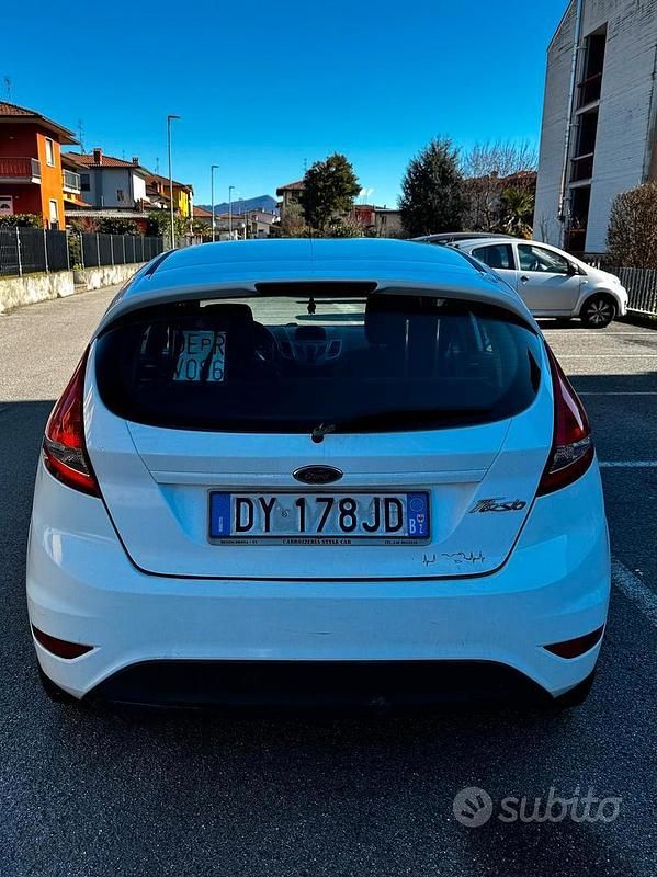 Begagnad Ford Fiesta Trend 96 HK (70 kW) 2009 Vit Halvkombi