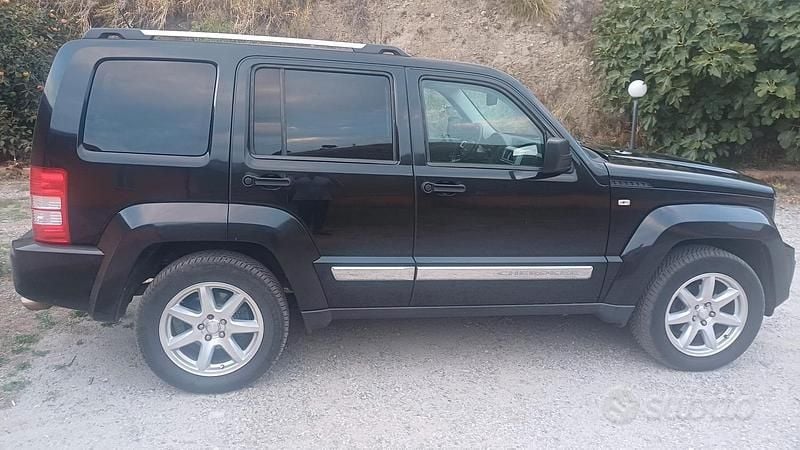 Usata Jeep Cherokee 163 CV (119 kW) 2009 Nero SUV