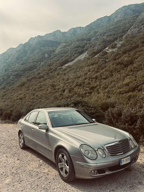 Usata 2002 Mercedes E270 Avantgarde Tre volumi | 2700 € (Ottimo prezzo) - Immagine 1/4