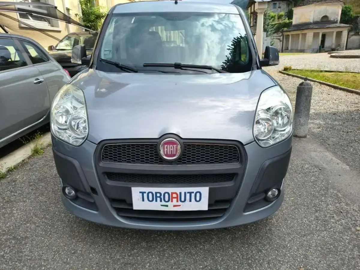 Usata Fiat Doblò Emotion 95 CV (69 kW) 2011 Grigio scuro Monovolume