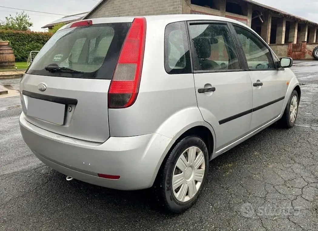 Usata Ford Fiesta 69 CV (50 kW) 2003 Grigio Utilitaria