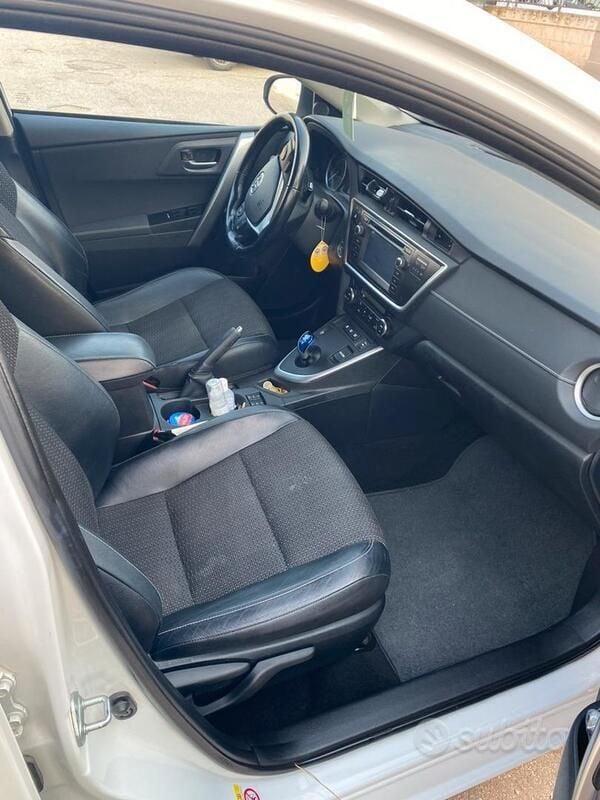 Usata Toyota Auris Hybrid 99 CV (72 kW) 2014 Bianco Berlina