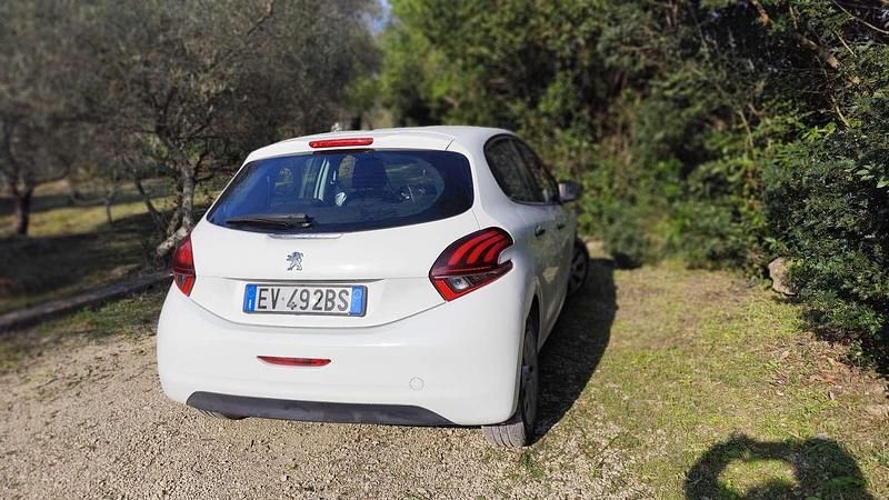 Usata Peugeot 208 Active 68 CV (50 kW) 2014 Bianco Utilitaria