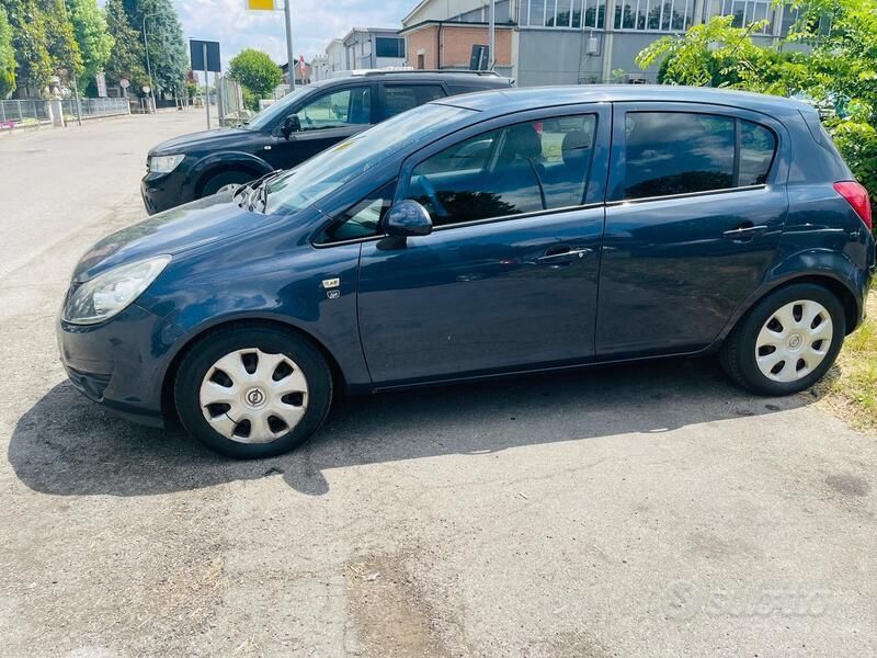 Usata 2010 Opel Corsa Edition Tre volumi | 2999 € (Buon prezzo) - Immagine 1/4