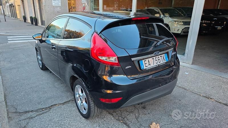 Usata Ford Fiesta 92 CV (67 kW) 2010 Nero Berlina