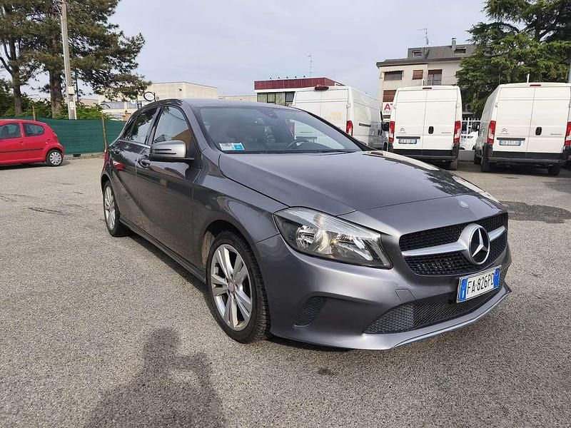 Usata Mercedes A180 109 CV (80 kW) 2015 Grigio Berlina