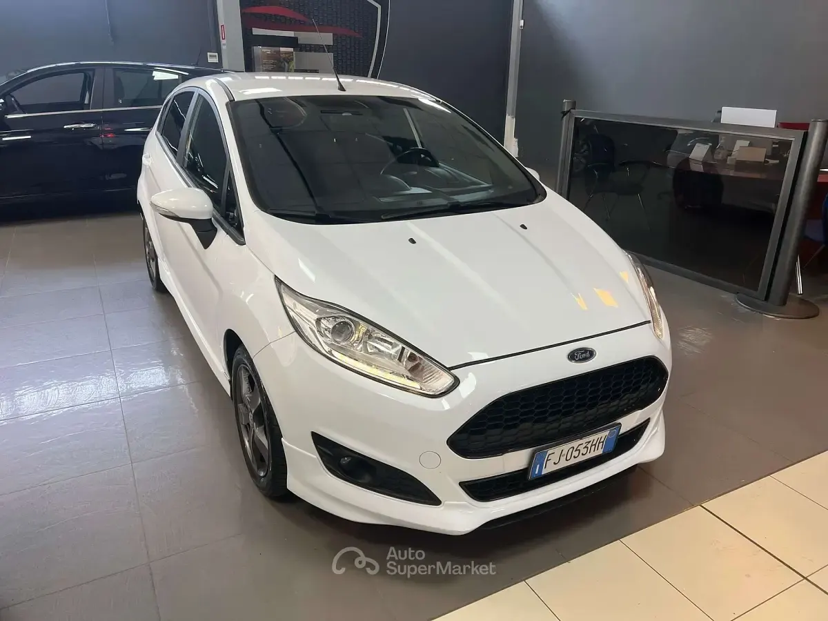 Usata Ford Fiesta ST-Line 75 CV (55 kW) 2017 Bianco Utilitaria