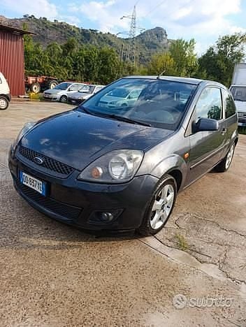 Nero Usata 2006 Ford Fiesta Due volumi | 1200 € (Ottimo prezzo) - Immagine 1/4