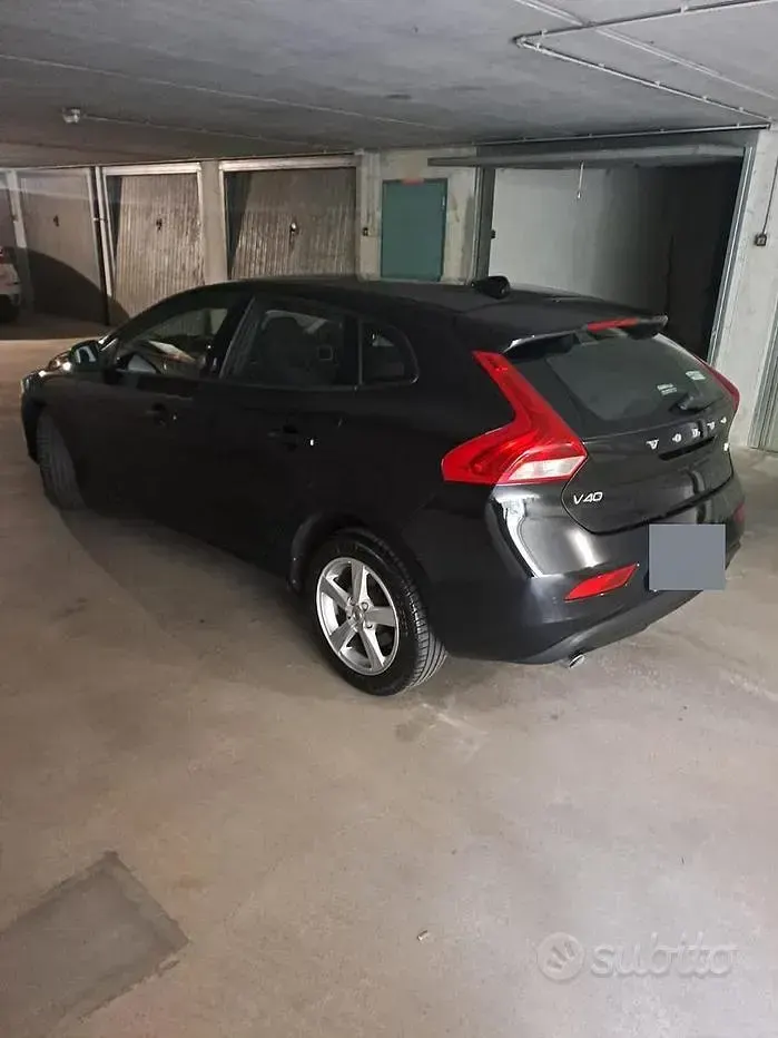 Usata Volvo V40 120 CV (88 kW) 2018 Nero Berlina