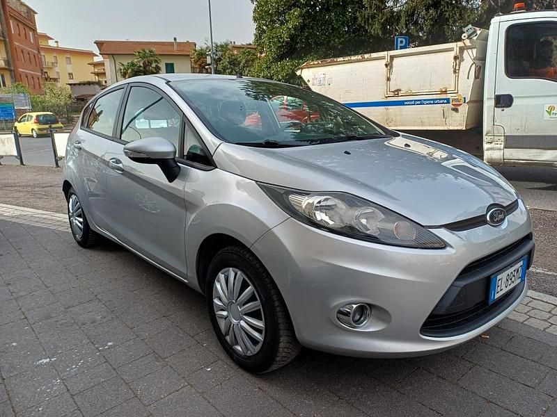 Usata Ford Fiesta 74 CV (54 kW) 2013 Argento Utilitaria