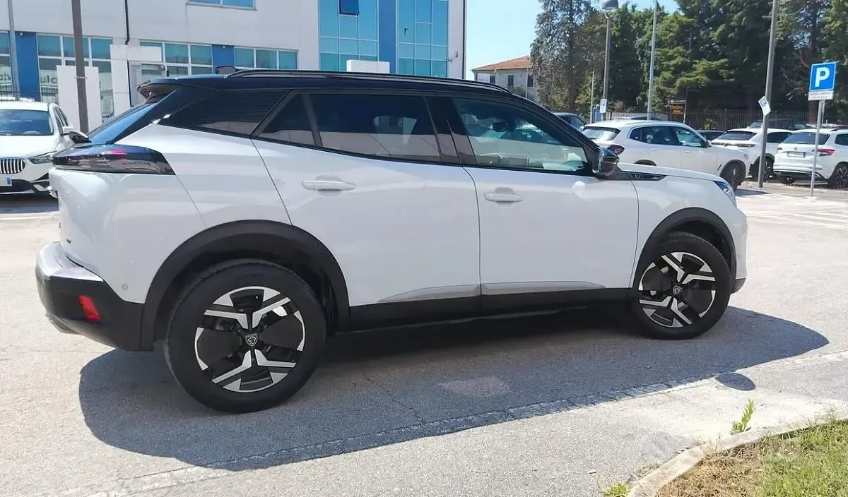 Usata Peugeot 2008 GT 130 CV (95 kW) 2024 Bianco SUV
