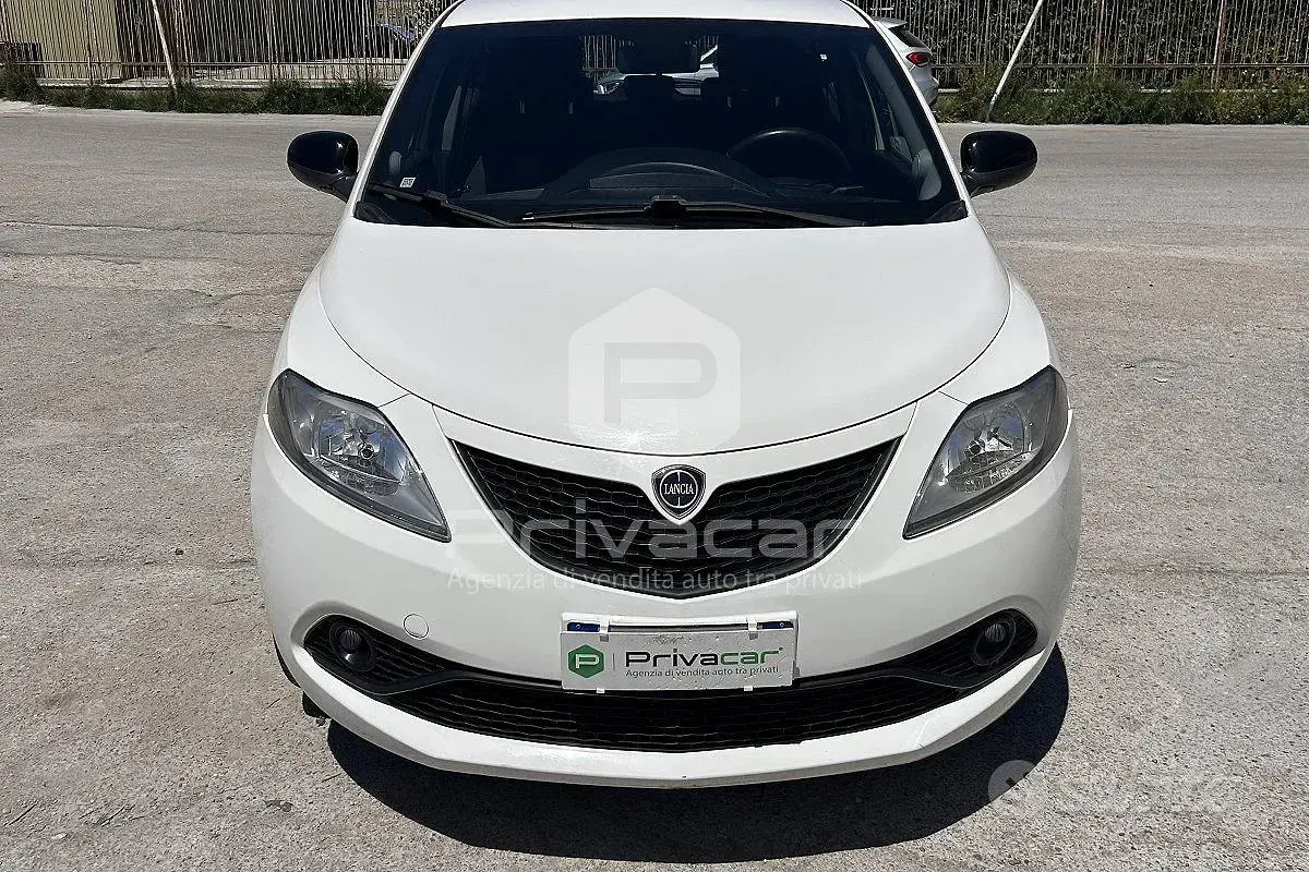 Usata Lancia Ypsilon Gold 69 CV (50 kW) 2019 Bianco Utilitaria