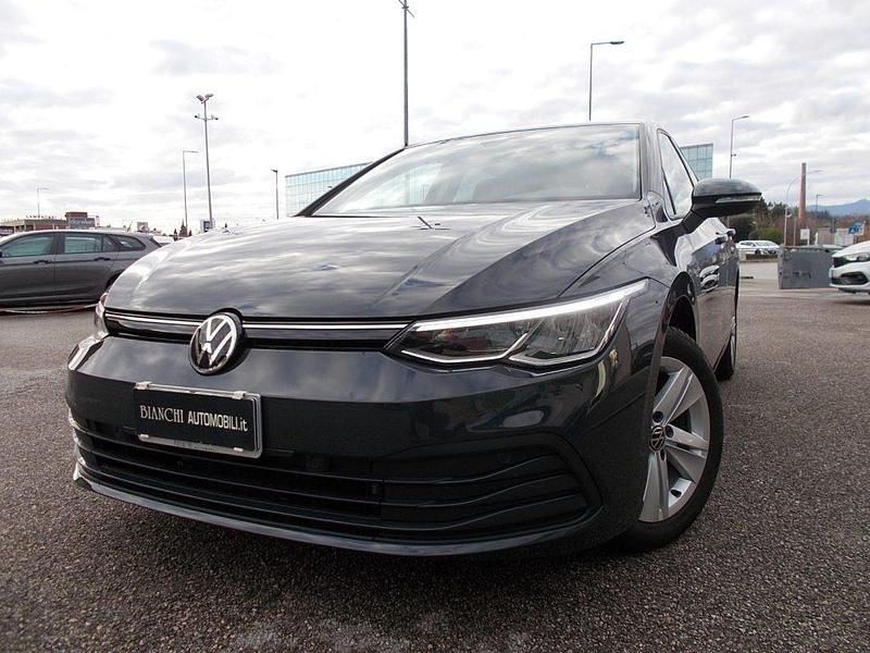 Usata VW Golf VIII Life 116 CV (85 kW) 2021 Antracite / pastello Utilitaria