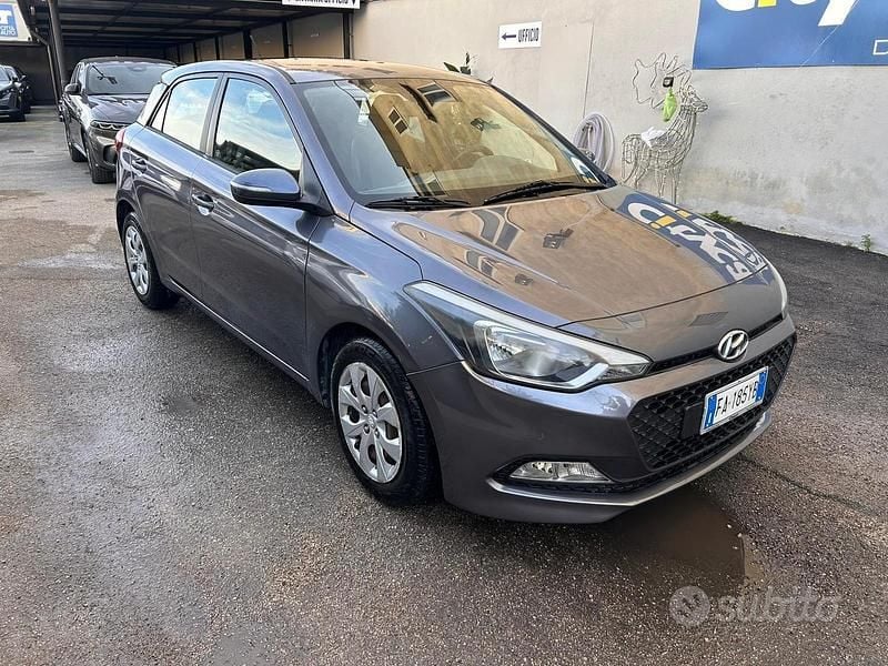 Usata Hyundai i20 Comfort 75 CV (55 kW) 2015 Grigio Berlina