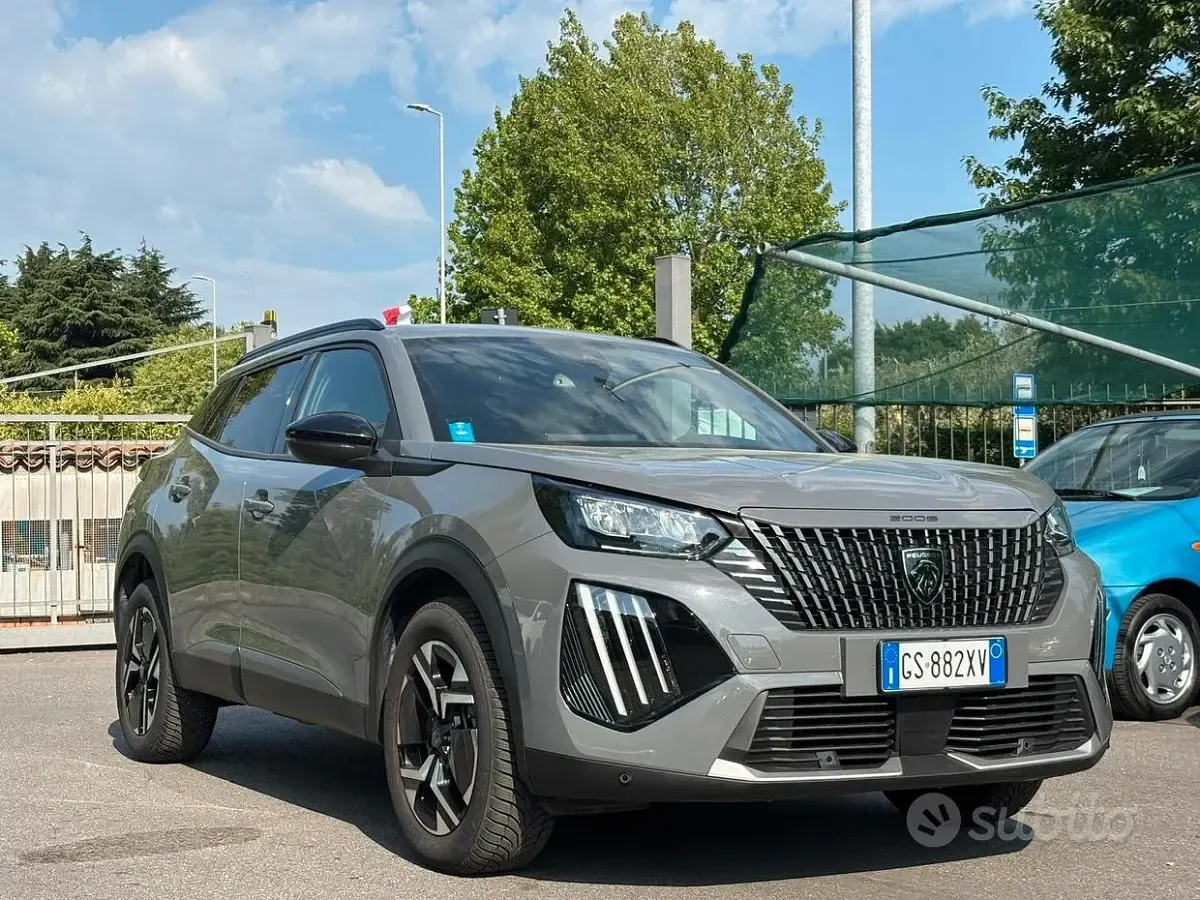 Usata Peugeot 2008 Allure 130 CV (95 kW) 2024 Grigio SUV