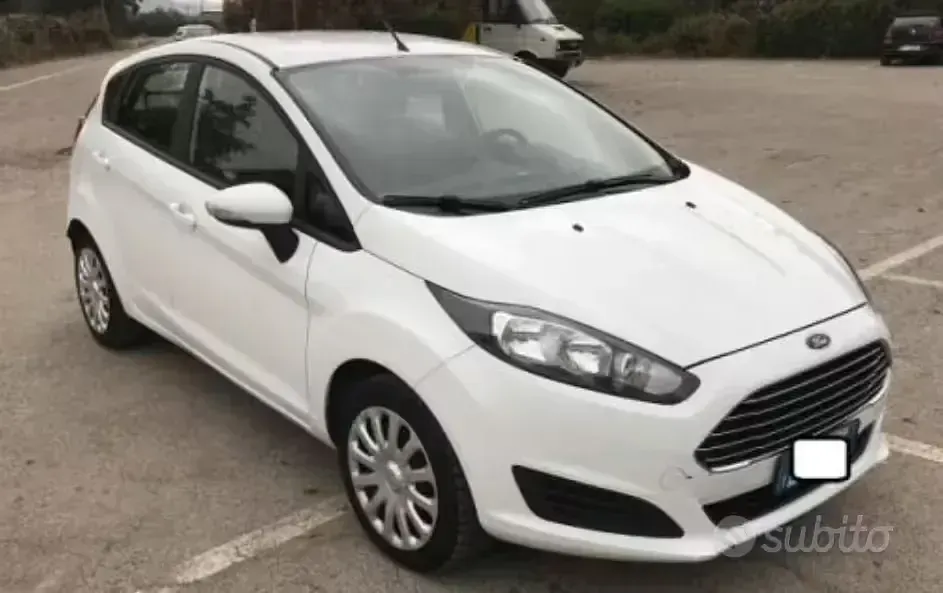 Usata Ford Fiesta 75 CV (55 kW) 2015 Bianco Utilitaria