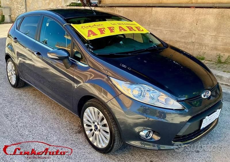 Usata Ford Fiesta Titanium 97 CV (71 kW) 2010 Blu Utilitaria