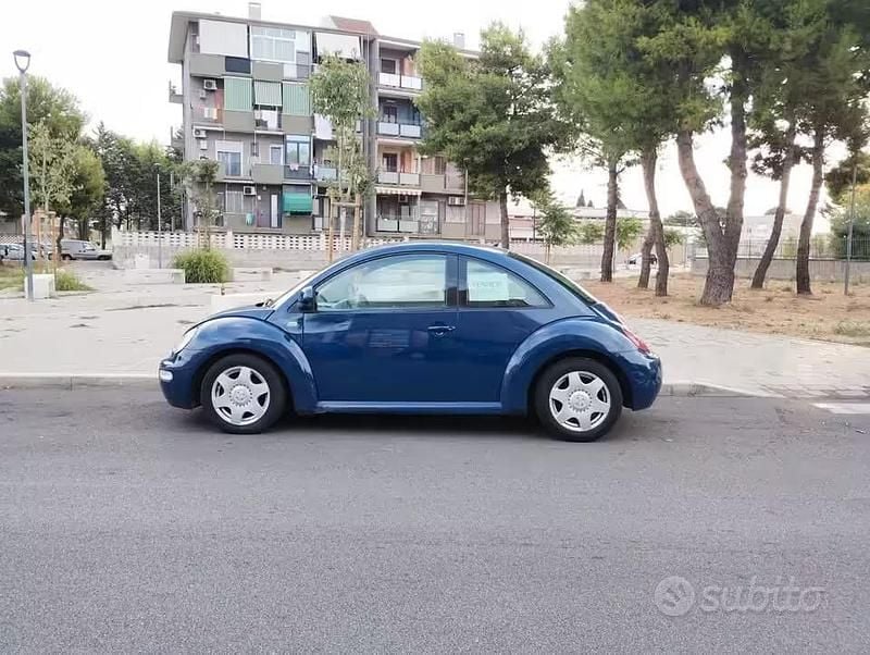 Usata VW New Beetle 90 CV (66 kW) 1999 Blu Utilitaria