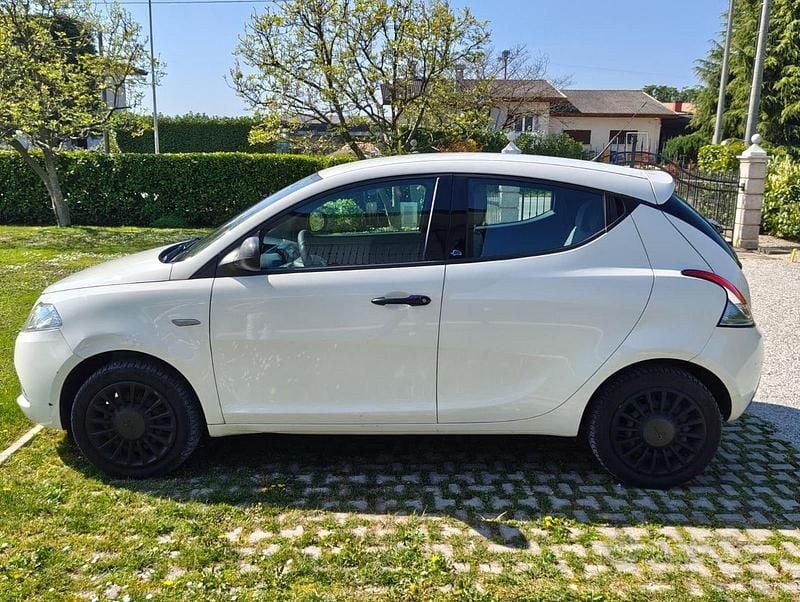 Usata Lancia Ypsilon 69 CV (50 kW) 2019 Bianco Utilitaria