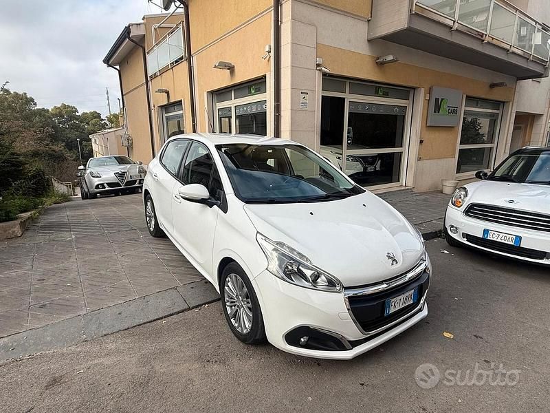 Bianco Usata 2017 Peugeot 208 Active Due volumi | 7990 € (Buon prezzo) - Immagine 1/4