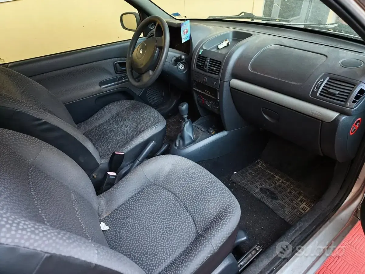 Usado Renault Clio II 75 CV (55 kW) 2007 Gris Berlina