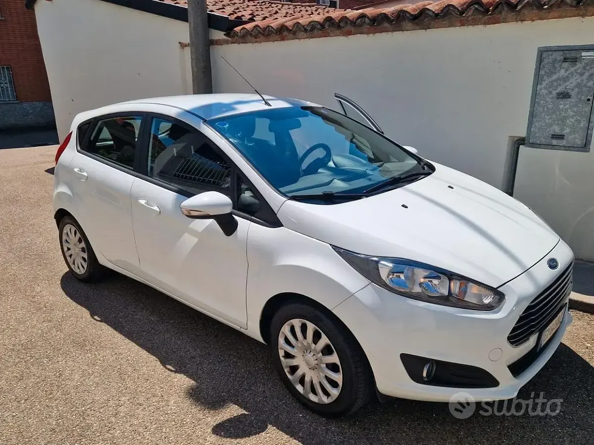Usata Ford Fiesta 75 CV (55 kW) 2014 Bianco Utilitaria