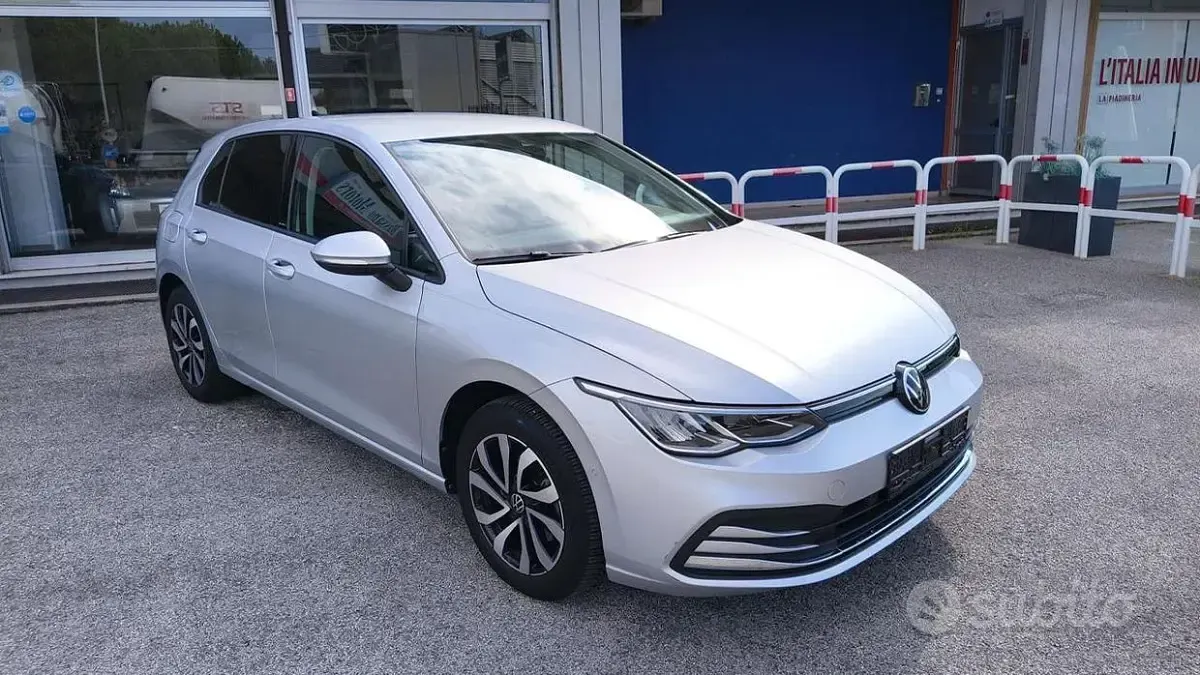 Usata VW Golf VIII Style 131 CV (96 kW) 2022 Grigio metallizzato Berlina