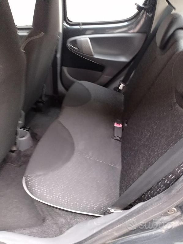 Usata Peugeot 107 68 CV (50 kW) 2011 Grigio Utilitaria