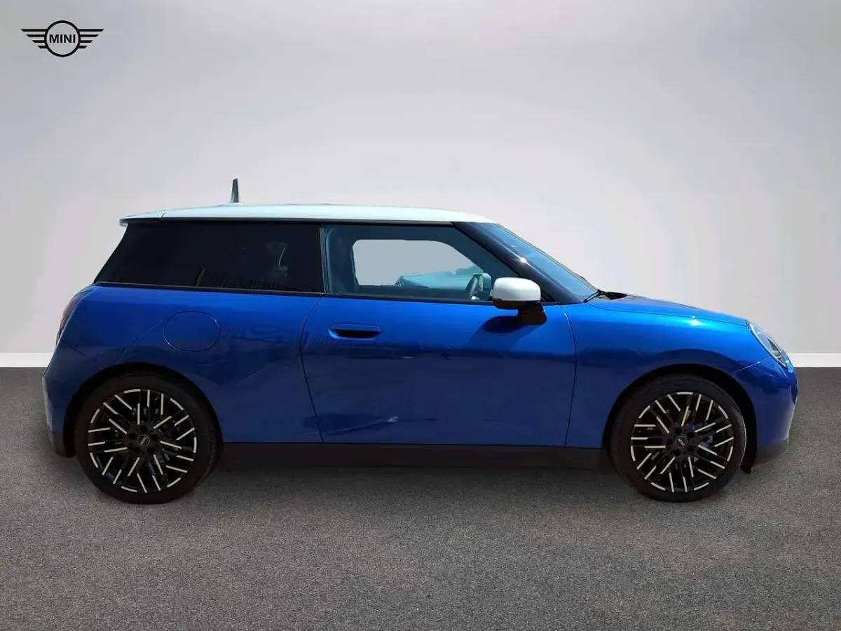 Usata Mini Cooper SE Favoured 160 kW (218 CV) 2026 Blu/azzurro Utilitaria