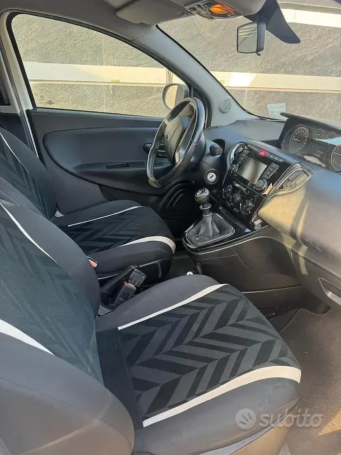 Usata Lancia Ypsilon 69 CV (50 kW) 2017 Bianco Utilitaria