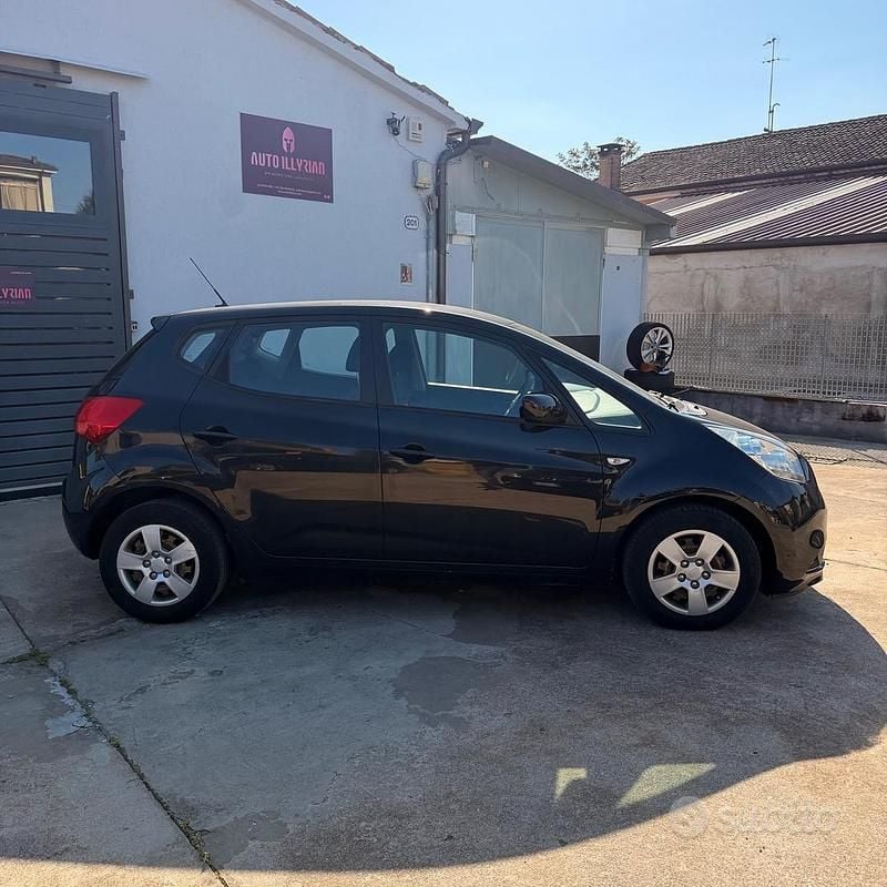 Usata Kia Venga Active 90 CV (66 kW) 2015 Nero Utilitaria