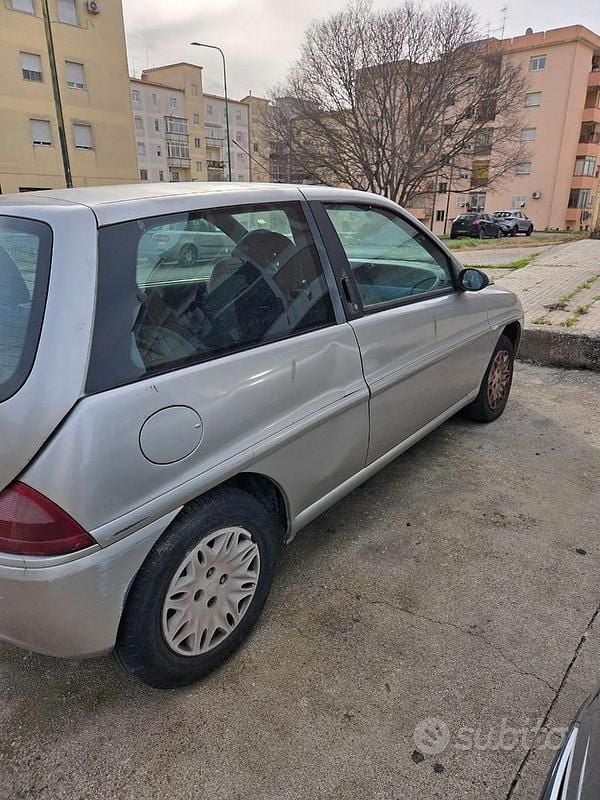 Usata Lancia Ypsilon 80 CV (58 kW) 2001 Grigio Utilitaria