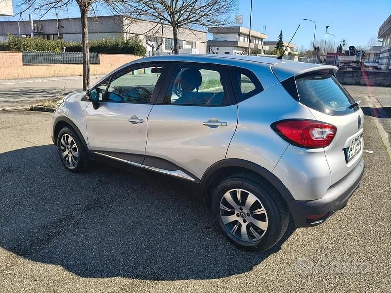 Usata Renault Captur 89 CV (65 kW) 2017 Grigio SUV