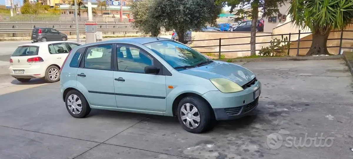 Usata Ford Fiesta 70 CV (51 kW) 2004 Grigio Utilitaria
