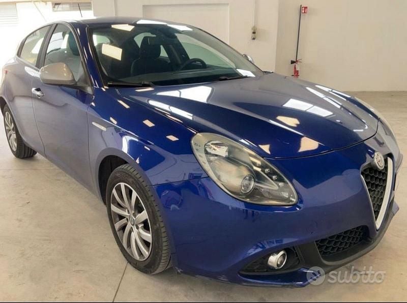 Blu Usata 2017 Alfa Romeo Giulietta Tre volumi | 7990 € (Super prezzo) - Immagine 1/4