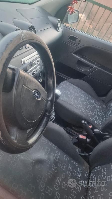 Usata Ford Fiesta 2005 Grigio Utilitaria